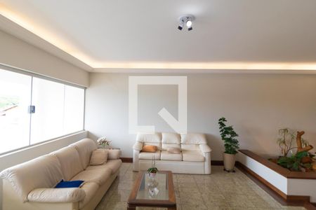 Casa à venda com 540m², 4 quartos e 4 vagasSalas