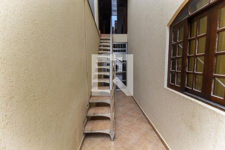 Casa à venda com 180m², 3 quartos e 2 vagas Casa à venda com 180m², 3 quartos e 2 vagasEscada