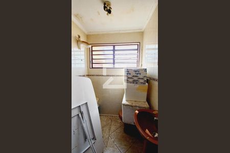 Casa à venda com 153m², 5 quartos e 2 vagas Casa à venda com 153m², 5 quartos e 2 vagasBanheiro de Berviço