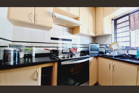 Casa à venda com 153m², 5 quartos e 2 vagas Casa à venda com 153m², 5 quartos e 2 vagasCozinha