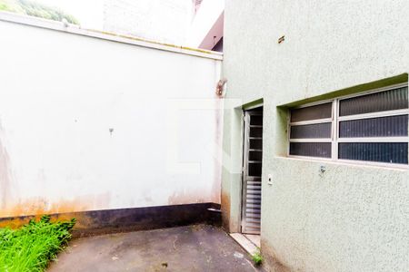 Casa à venda com 297m², 2 quartos e 1 vagaPorão
