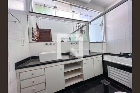 Casa à venda com 180m², 3 quartos e sem vagaBanheiro da Suíte - Armários