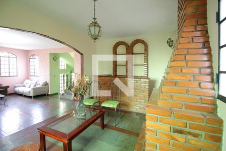 Sala de estar – Lareira de casa para alugar com 4 quartos, 235m² em Havaí, Belo Horizonte