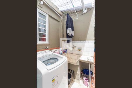 Casa à venda com 237m², 3 quartos e 2 vagas Casa à venda com 237m², 3 quartos e 2 vagasLavanderia