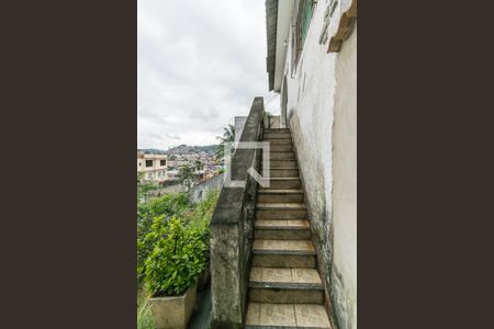 Casa à venda com 135m², 3 quartos e 1 vagaEscada de acesso ao imóvel