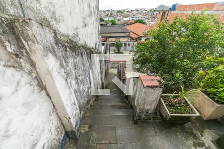 Casa à venda com 135m², 3 quartos e 1 vagaEscada de acesso ao imóvel