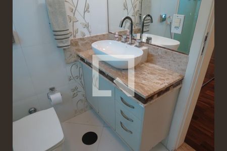 Casa à venda com 380m², 4 quartos e 7 vagasBanheiro Quarto 1