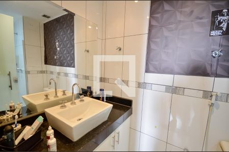 Apartamento à venda com 69m², 2 quartos e 2 vagas Apartamento à venda com 69m², 2 quartos e 2 vagasBanheiro da Suíte