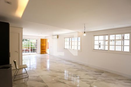 Sala de casa de condomínio à venda com 3 quartos, 240m² em Vila Tramontano, São Paulo