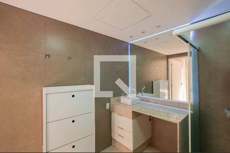Banheiro de kitnet/studio para alugar com 1 quarto, 27m² em Pinheiros, São Paulo