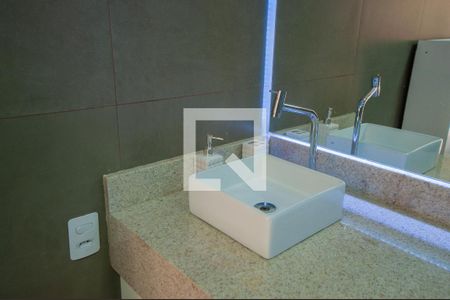 Banheiro de kitnet/studio para alugar com 1 quarto, 27m² em Pinheiros, São Paulo