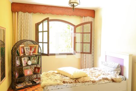 Casa à venda com 450m², 5 quartos e 2 vagas Casa à venda com 450m², 5 quartos e 2 vagasQuarto 2