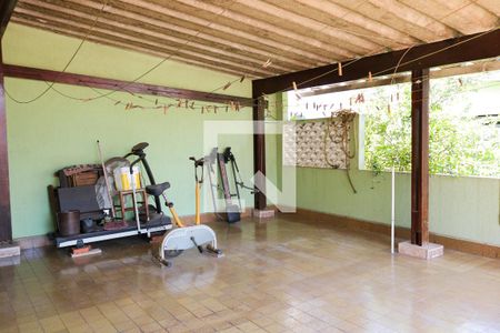 Casa à venda com 450m², 5 quartos e 2 vagas Casa à venda com 450m², 5 quartos e 2 vagasÁrea externa