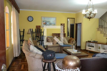 Casa à venda com 450m², 5 quartos e 2 vagas Casa à venda com 450m², 5 quartos e 2 vagasSala