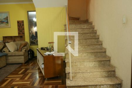 Casa à venda com 450m², 5 quartos e 2 vagas Casa à venda com 450m², 5 quartos e 2 vagasEscada