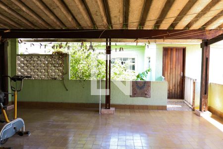 Casa à venda com 450m², 5 quartos e 2 vagas Casa à venda com 450m², 5 quartos e 2 vagasÁrea externa