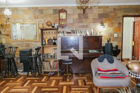 Casa à venda com 450m², 5 quartos e 2 vagas Casa à venda com 450m², 5 quartos e 2 vagasSala