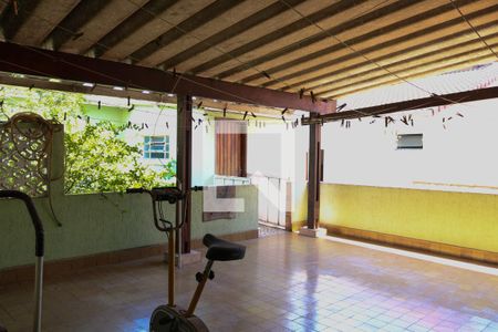 Casa à venda com 450m², 5 quartos e 2 vagas Casa à venda com 450m², 5 quartos e 2 vagasÁrea externa