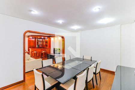 Apartamento à venda com 329m², 4 quartos e 3 vagas Apartamento à venda com 329m², 4 quartos e 3 vagasSala de jantar