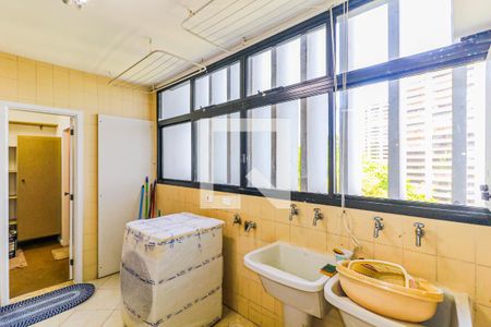 Apartamento à venda com 329m², 4 quartos e 3 vagas Apartamento à venda com 329m², 4 quartos e 3 vagasÁrea de Serviço