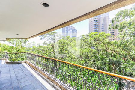 Apartamento à venda com 329m², 4 quartos e 3 vagas Apartamento à venda com 329m², 4 quartos e 3 vagasVaranda