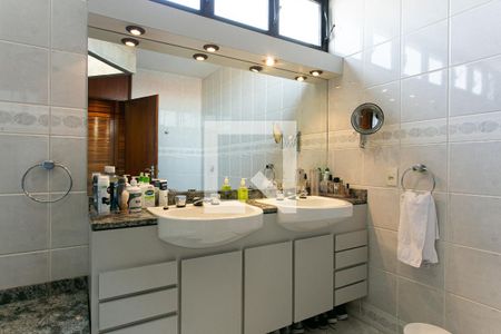 Casa à venda com 330m², 4 quartos e 5 vagasBanheiro da Suíte 2