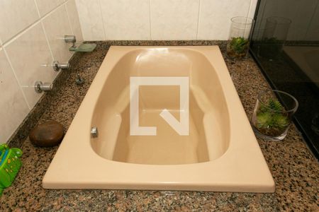 Casa à venda com 330m², 4 quartos e 5 vagasBanheiro dos Quartos - Banheira