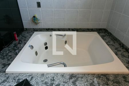 Casa à venda com 330m², 4 quartos e 5 vagasBanheiro da Suíte 2 - Banheira