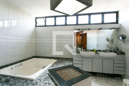 Casa à venda com 330m², 4 quartos e 5 vagasBanheiro da Suíte 2