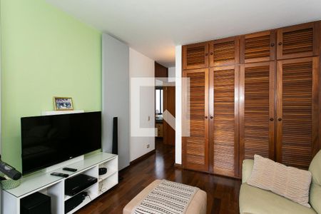 Casa à venda com 330m², 4 quartos e 5 vagasSuíte 1