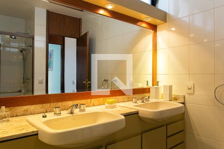 Casa à venda com 330m², 4 quartos e 5 vagasBanheiro da Suíte 1