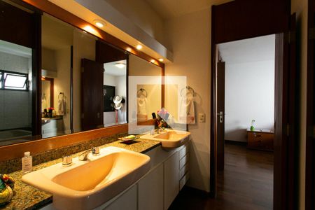 Casa à venda com 330m², 4 quartos e 5 vagasBanheiro dos Quartos