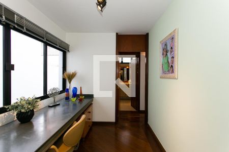 Casa à venda com 330m², 4 quartos e 5 vagasEscritório 1