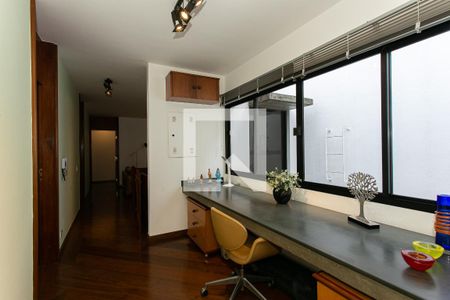 Casa à venda com 330m², 4 quartos e 5 vagasEscritório 1