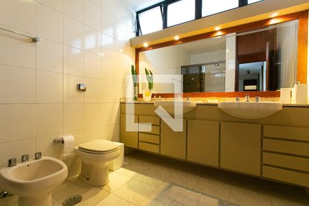 Casa à venda com 330m², 4 quartos e 5 vagasBanheiro da Suíte 1