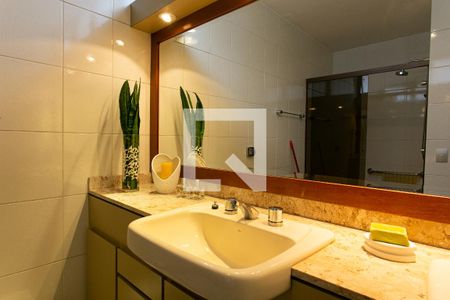 Casa à venda com 330m², 4 quartos e 5 vagasBanheiro da Suíte 1