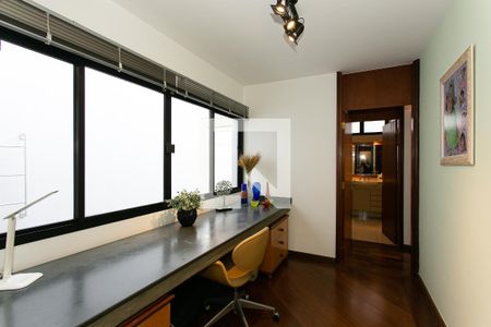 Casa à venda com 330m², 4 quartos e 5 vagasEscritório 1