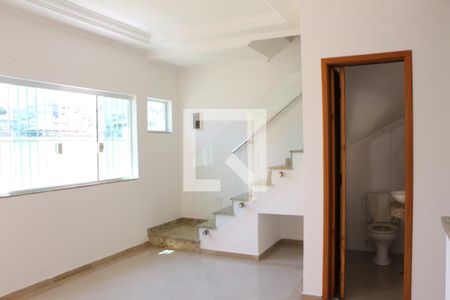 Sala de casa de condomínio para alugar com 2 quartos, 95m² em Vila São Geraldo, São Paulo