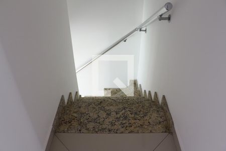 Casa de condomínio para alugar com 95m², 2 quartos e 1 vagaEscada