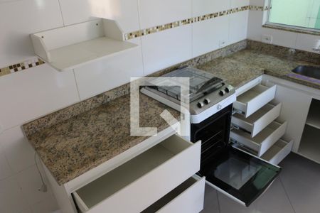 Casa de condomínio para alugar com 95m², 2 quartos e 1 vagaCozinha - Armários