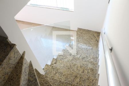 Casa de condomínio para alugar com 95m², 2 quartos e 1 vagaEscada