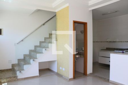 Sala de casa de condomínio para alugar com 2 quartos, 95m² em Vila São Geraldo, São Paulo