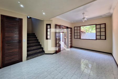 Sala de casa de condomínio à venda com 3 quartos, 120m² em Itaipu, Niterói