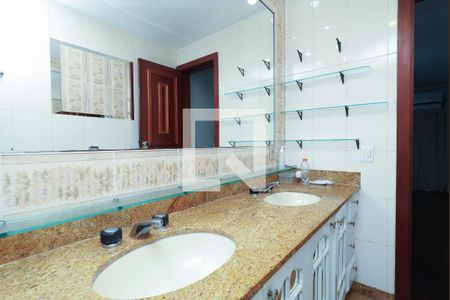 Apartamento para alugar com 271m², 4 quartos e 2 vagas Apartamento para alugar com 271m², 4 quartos e 2 vagasBanheiro da Suíte 2