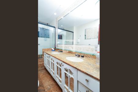 Apartamento para alugar com 271m², 4 quartos e 2 vagas Apartamento para alugar com 271m², 4 quartos e 2 vagasBanheiro da Suíte 2