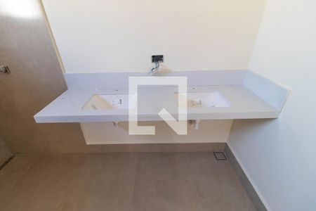 Casa de condomínio à venda com 252m², 3 quartos e 4 vagasBanheiro da Suíte 01