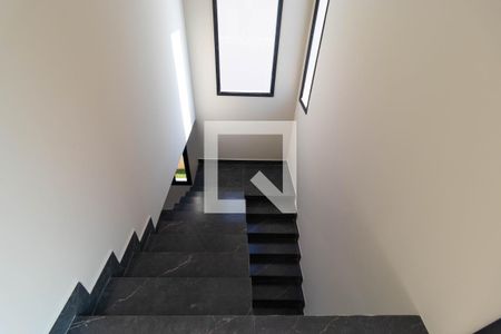 Casa de condomínio à venda com 252m², 3 quartos e 4 vagasEscada