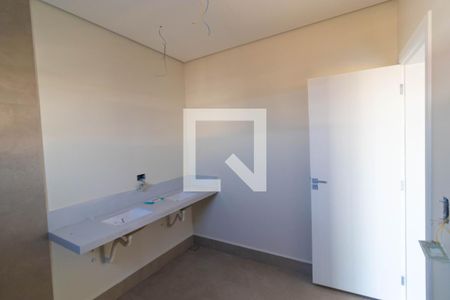 Casa de condomínio à venda com 252m², 3 quartos e 4 vagasBanheiro da Suíte 01