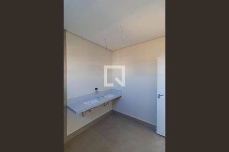 Casa de condomínio à venda com 252m², 3 quartos e 4 vagasBanheiro da Suíte 01