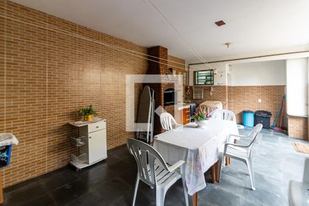 Casa à venda com 240m², 3 quartos e 2 vagasÁrea de Serviço